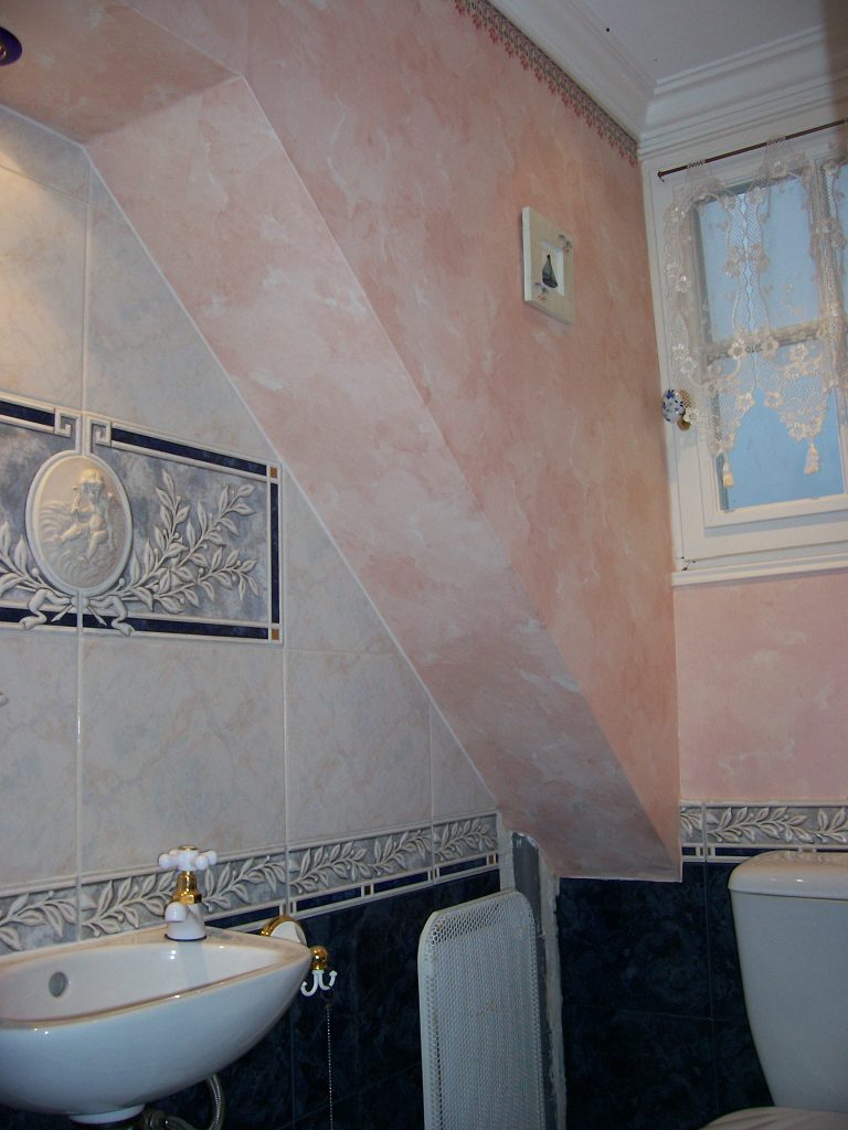 Salle de bain avec décoration élégante