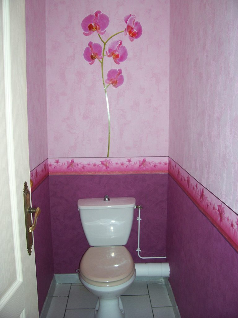 Toilette avec fleurs roses
