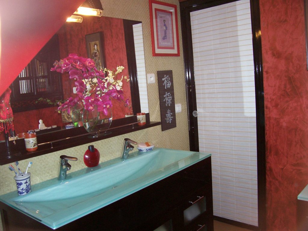 Salle de bain décorée élégamment