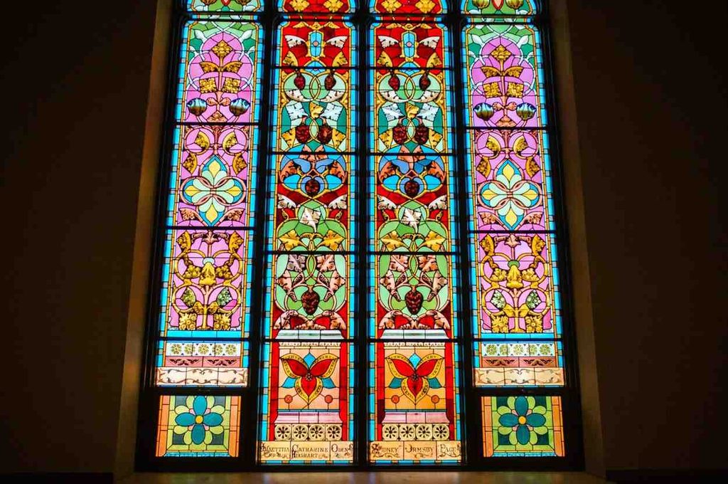 Vitrail coloré avec motifs floraux