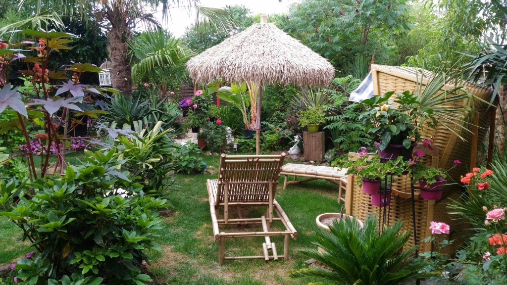 Jardin avec parasol en paille