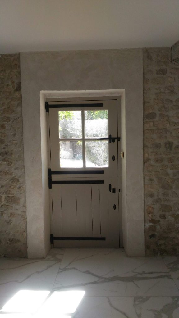 Porte en bois dans la pierre