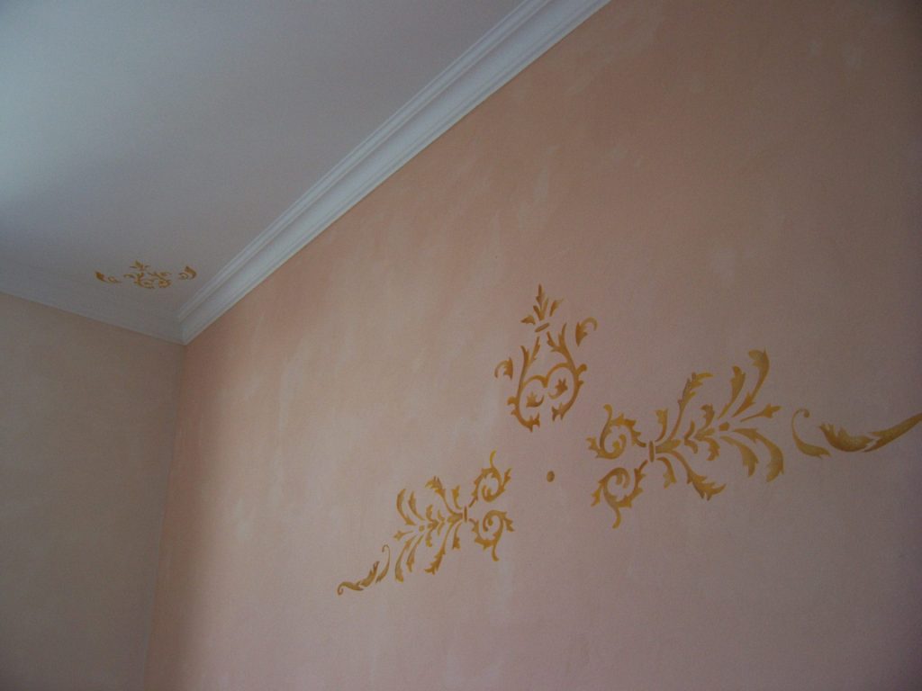 Mur avec motifs dorés