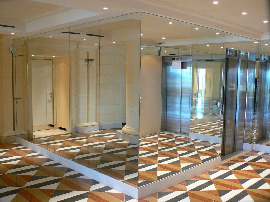 Hall avec miroirs et ascenseur